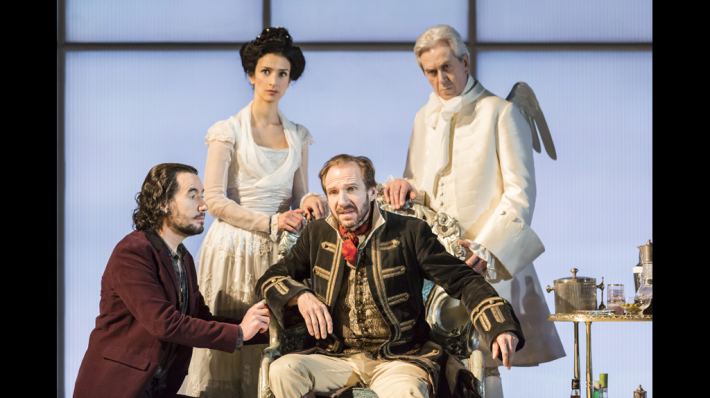Tim McCullan, Indira Varma, Ralph Fiennes és Nicholas le Prevost - fotó: Johan Persson, National Theatre, London