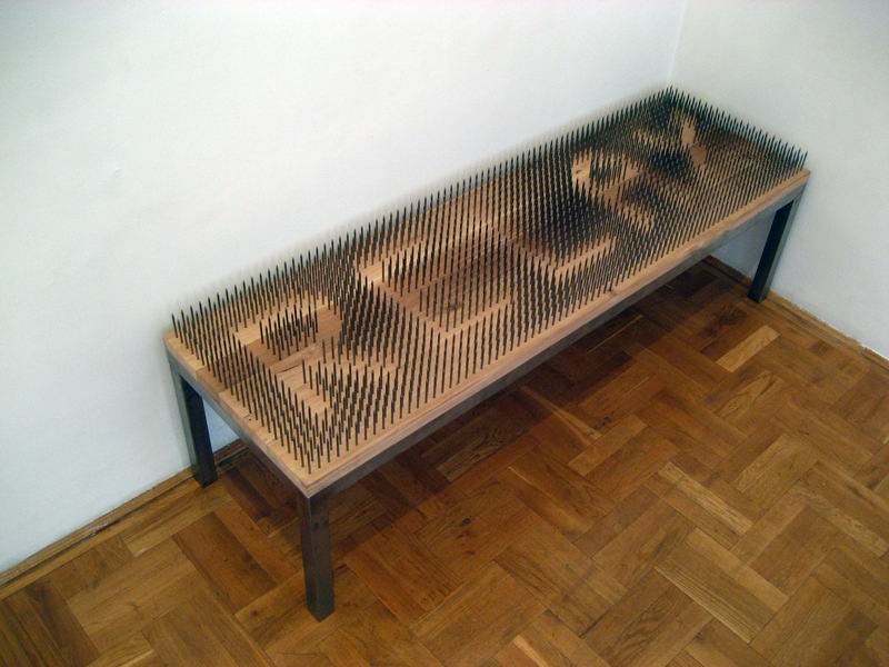 Baglyas Erika: Relax (rozsdamentes acél, tölgyfa, 60×61×200 cm, 2009)
