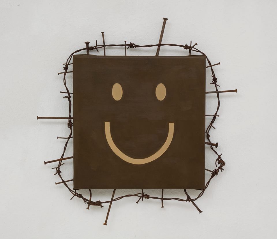 OMFG (Barna smiley), 2013, olaj, vászon, szögek, csavarok, szögesdrót, 47,5×45,6 cm
